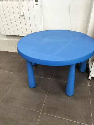 Haurrentzako mahaia eta aulkiak