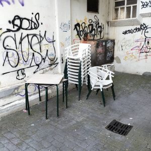 2 Mahai eta 12 aulki