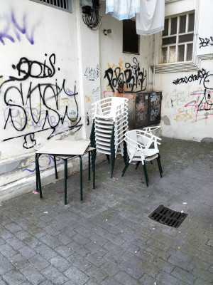 2 Mahai eta 12 aulki