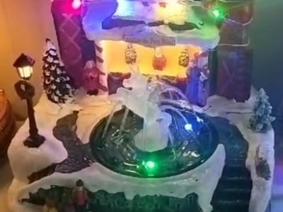 Pueblo navideño con luz y agua