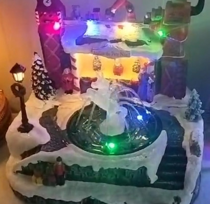 Pueblo navideño con luz y agua