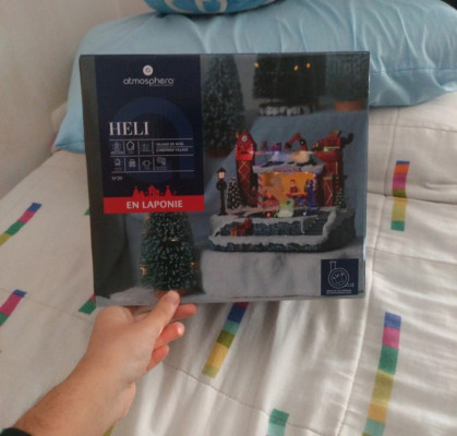 Pueblo navideño con luz y agua