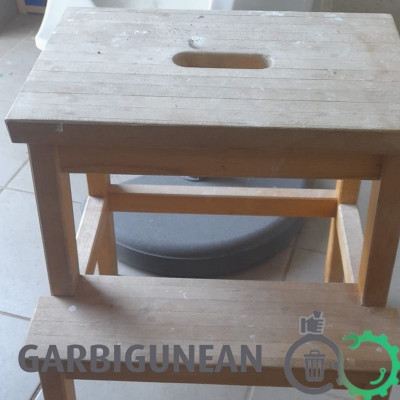 Egurrezkoa eserlekua / Banqueta de madera