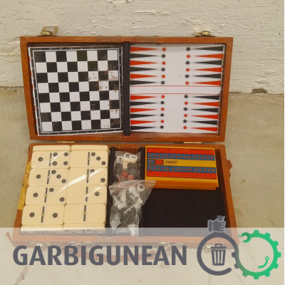 Caja con diversos juegos