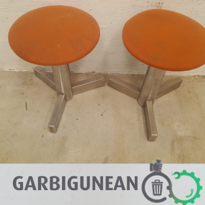Dos taburetes naranjas