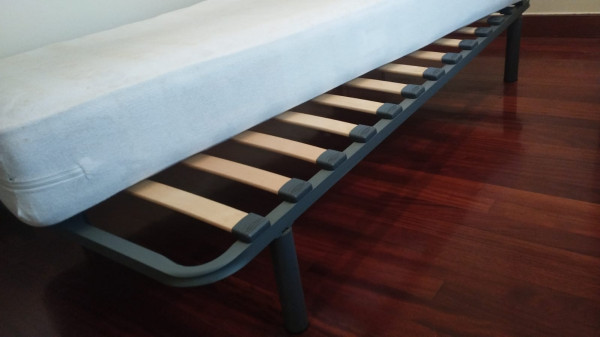 Cama completa con somier de láminas. 90x190