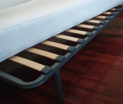Cama completa con somier de láminas. 90x190