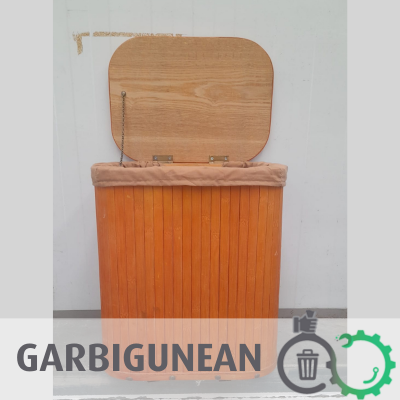 PEQUEÑA CESTA PARA LA ROPA