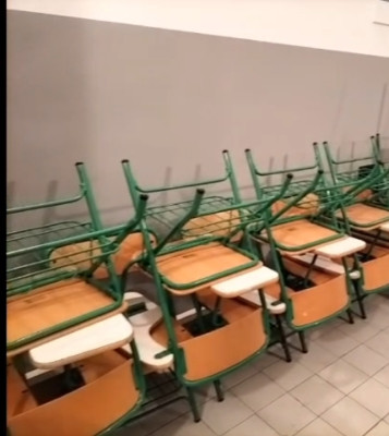 ESKOLAKO AULKI ZURIAK MAHAI ERANTSIAREKIN
